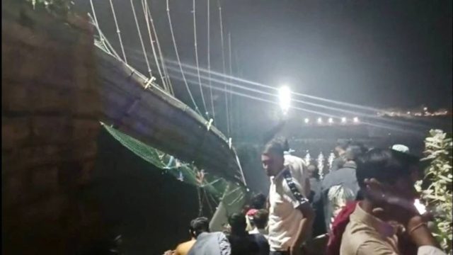 Πανικός στην Ινδία: Κατέρρευσε κρεμαστή γέφυρα – 68 νεκροί και 30 τραυματίες (Video)