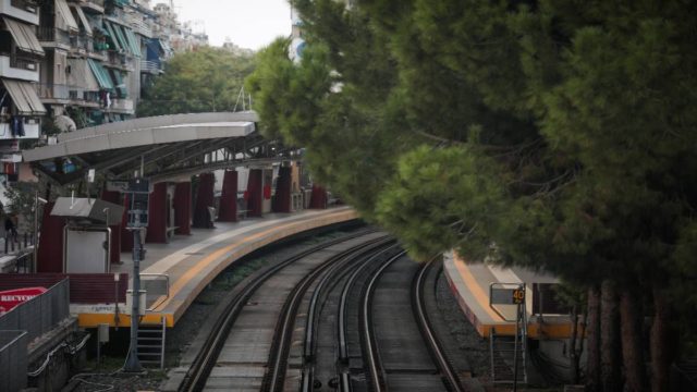 Σοβαρό τροχαίο στον ΗΣΑΠ Κηφισιάς: Αυτοκίνητο παραλίγο να πέσει στις ράγες – Διακοπή δρομολογίων (video)