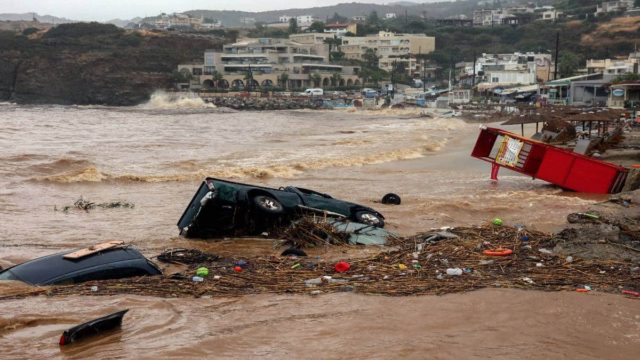 Φονική κακοκαιρία στην Κρήτη: Νεκρή εντοπίστηκε η αγνοούμενη γυναίκα στην Αγία Πελαγία – «Λύγισε» ο σύζυγός της (video)