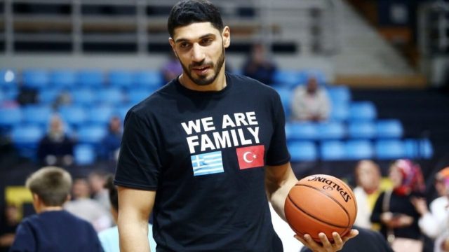 Η φωτογραφία της ημέρας: Ενές Καντέρ, ένας υπέροχος άνθρωπος – Σύμβολο ελπίδας και ειρήνης!