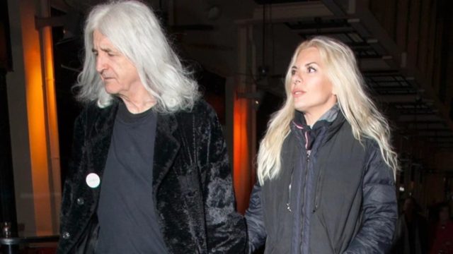 Εμφάνιση και στυλ «φωτοτυπία» του Νίκου Καρβέλα: Ο γιος του με την Αννίτα Πάνια μεγάλωσε και έγινε… ολόιδιος ο μπαμπάς