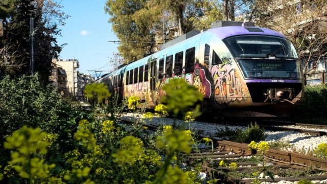 Σκηνές χάους στον προαστιακό της Αθήνας: Καθυστερήσεις και ακυρώσεις δρομολογίων