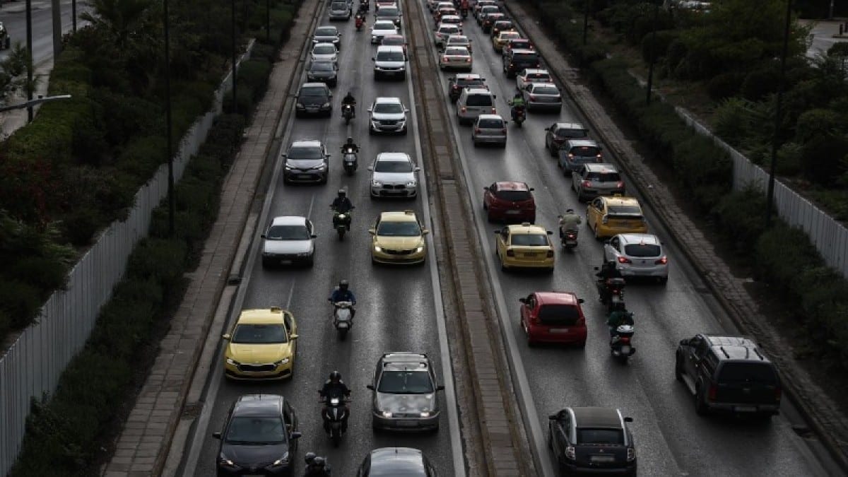 Κυκλοφοριακό κομφούζιο στην Αττική: Μποτιλιάρισμα και ταλαιπωρία στον Κηφισό – Ποιους δρόμους να αποφύγετε (photo-video)