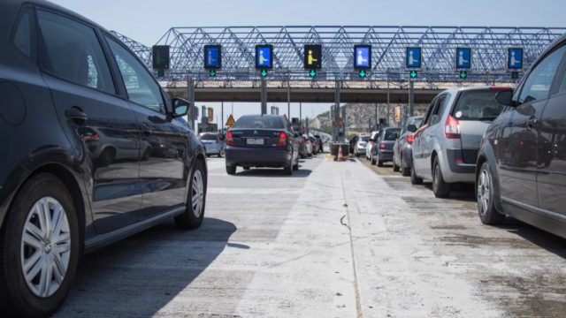 Κυκλοφοριακό χάος: Κορυφώνεται η έξοδος για το τριήμερο! Καθυστερήσεις στην Αττική Οδό & ουρές στα διόδια Ελευσίνας (photo-video)