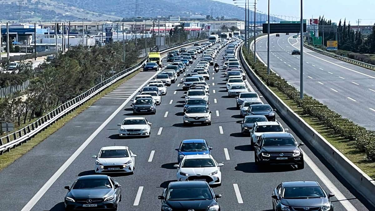 Κυκλοφοριακό κομφούζιο στην Αττική: Μετ’ εμποδίων η κυκλοφορία σε αρκετούς δρόμους – Ποιους να αποφύγετε