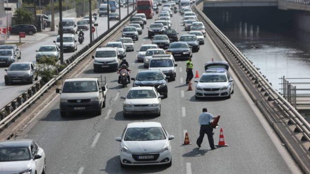 Κυκλοφοριακό κομφούζιο: «Βουλιάζει» ο Κηφισός λόγω τροχαίου στο ύψος του Περιστερίου