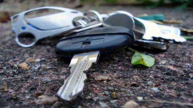 Κόλπα που σώζουν: Ήξερες ότι πρέπει να τυλίγεις το κλειδί του αυτοκινήτου σε αλουμινόχαρτο