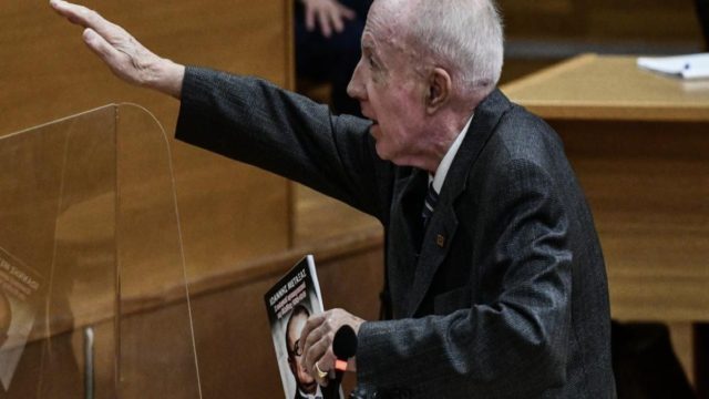 Δίκη Χρυσής Αυγής: Αμετανόητος ο Κωνσταντίνος Πλεύρης – Χαιρέτησε ξανά ναζιστικά! «Εμείς πιστεύουμε στον Μεταξά» (photo)