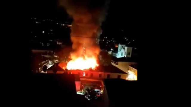 Θρίλερ στην Κοζάνη: Τεράστιες ζημιές στο δημαρχείο Σερβίων που τυλίχθηκε στις φλόγες!