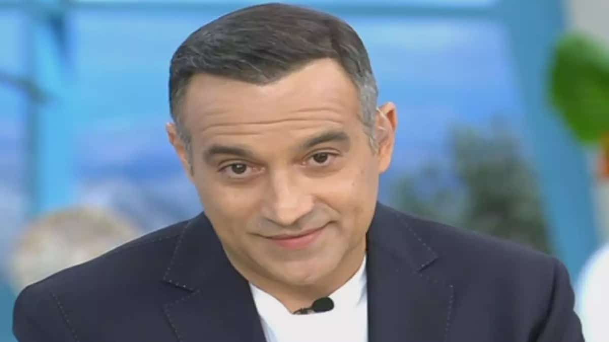 “Αγνώριστος” ο Κρατερός Κατσούλης: Με κοιλιακούς και πλούσια μαύρα μαλλιά – Η εικόνα που μας άφησε με ανοικτό το στόμα (Video)