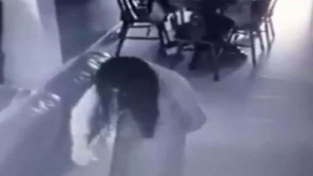 Έβαλε κρυφή κάμερα στο σαλόνι του – Όταν είδε αυτό που έκανε η υπηρέτρια του κόπηκε η ανάσα! (video)