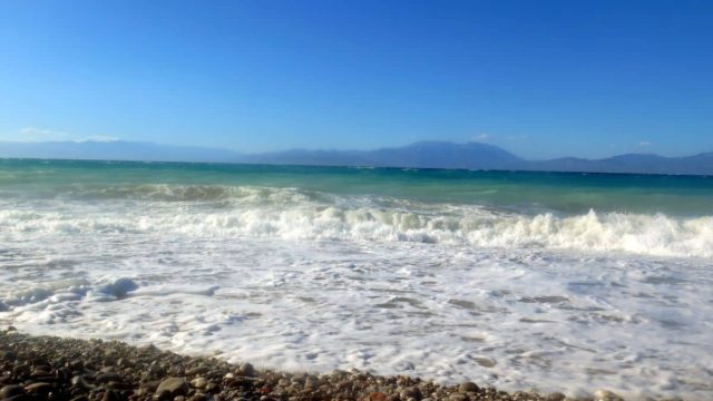 Θρίλερ στο Ξυλόκαστρο: Νεκρός άνδρας σε παραλία