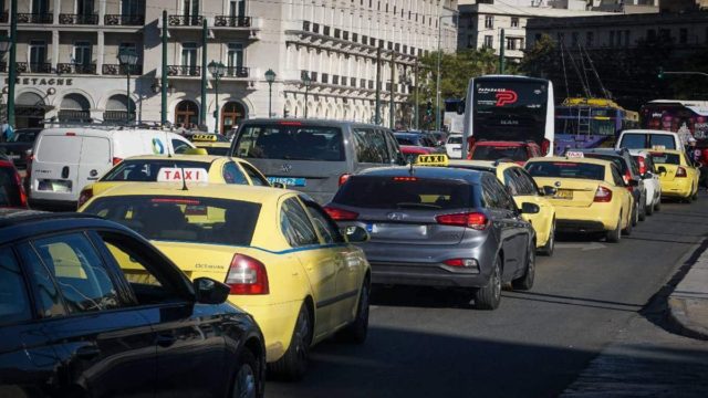 Κυκλοφοριακό κομφούζιο: Πανδαιμόνιο στους δρόμους της Αττικής λόγω της εξόδου – Τεράστια προβλήματα σε ΚΤΕΛ Κηφισού, Αττική Οδό