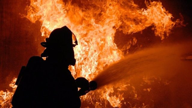 Θεσσαλονίκη: Πυρκαγιά σε εξέλιξη σε εργοστάσιο χαρτικών ειδών – Καίγεται πάνω από 6 ώρες
