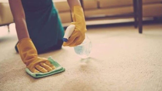 «Παρελθόν» η ταλαιπωρία: Το απλό κόλπο για αφαιρέσετε αποτελεσματικά το λάδι από το χαλί σας!