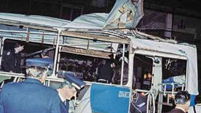 1985 – Σαν σήμερα: Η βόμβα που προοριζόταν για τον Τσάτσο αλλά έσκασε σε λεωφορείο γεμάτο μαθητές