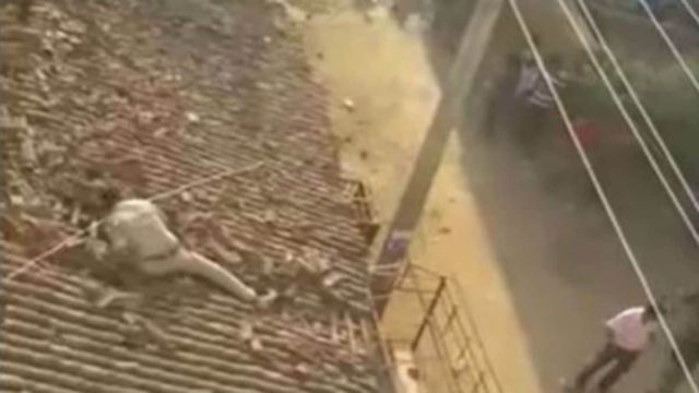 Μια λεοπάρδαλη ανέβηκε σε μια στέγη που ήταν ένας άνθρωπος. Μόλις την είδε…