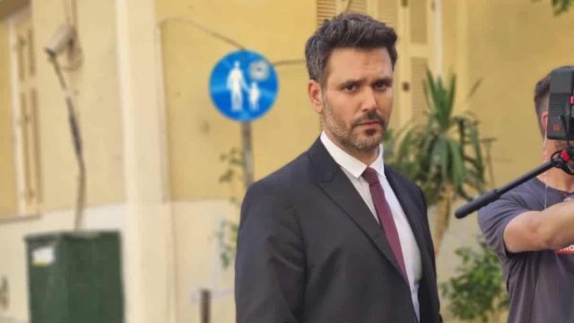 «Ντύθηκα, στολίστηκα και περιμένω τον Λεβεντογιάννη» – Γλέντι δίχως τέλος στο Twitter με τον εισαγγελέα των «Παγιδευμένων»