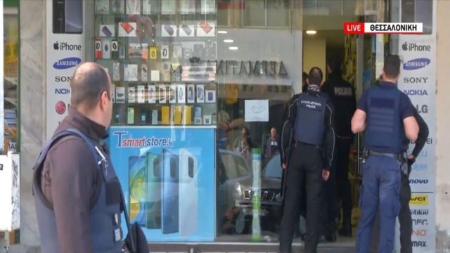 Κινηματογραφική ληστεία στη Θεσσαλονίκη: Οι δράστες ταμπουρώθηκαν σε κατάστημα – Θρίλερ με συλλήψεις της ΕΛ.ΑΣ. σε ζωντανή σύνδεση (video)