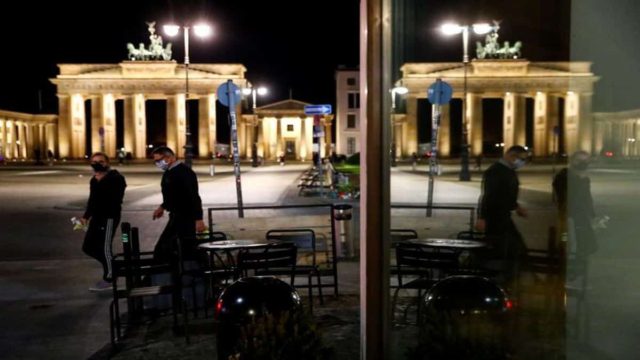 Μίνι lockdown, πρόστιμο, διακοπές: Το πακέτο των 5 μέτρων ενόψει χειμώνα που ανατριχιάζει την Ευρώπη