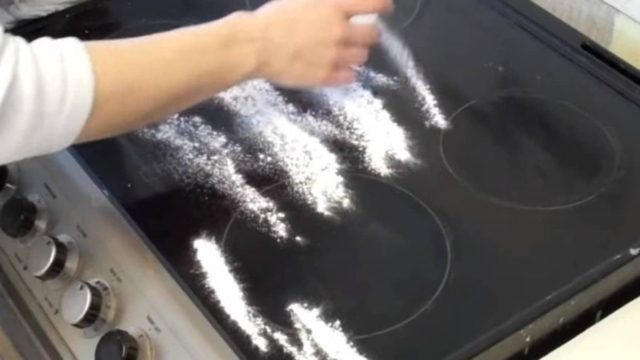 Βούτηξε ένα πανί σε μαγειρική σόδα και άρχισε να τρίβει τα μάτια της κουζίνας – Με το αποτέλεσμα θα ενθουσιαστείτε