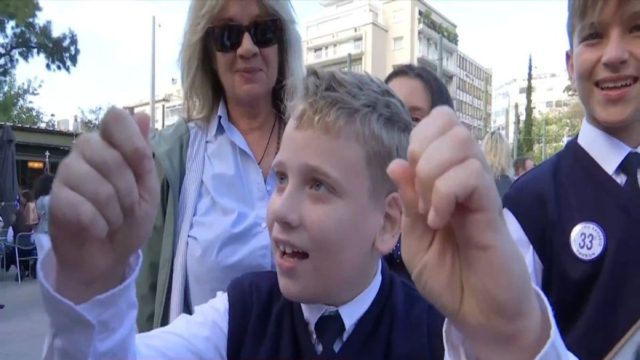 28η Οκτώβριου: Viral μικρός μαθητής λίγο πριν την παρέλαση – «Υπόσχομαι σε όλη την Ελλάδα…» (Video)