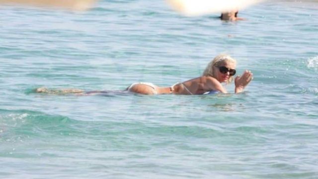 Το θαυματουργό μείγμα της Ελένης Μενεγάκη για την κυτταρίτιδα – Σπιτικό με ελαιόλαδο, χοντρό αλάτι και…