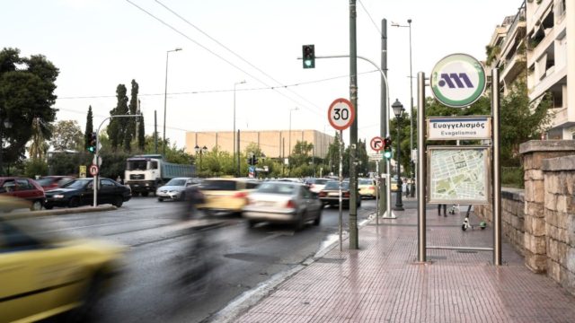 Μετρό: Άνθρωπος έπεσε στις ράγες της στάσης «Ευαγγελισμός» – Έκλεισαν σταθμοί