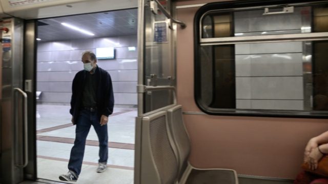 Πρόστιμο σε μετρό, ηλεκτρικό και τραμ: Πώς θα το διαγράψετε ή θα το μειώσετε μέσω του gov.gr