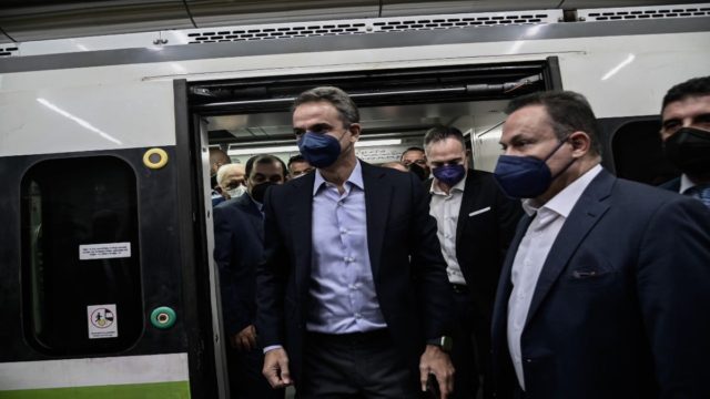 Μετρό στον Πειραιά: Εγκαίνια παρουσία Κυριάκου Μητσοτάκη – «Εμείς παραδίδουμε έργα, κάποιοι παρουσίαζαν μουσαμάδες» (video)