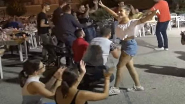 Όλοι οι άντρες γονάτισαν για πάρτη της – Νεαρή κοπέλα τρέλανε κόσμο με το μαγκιόρικο ζεϊμπέκικό της!