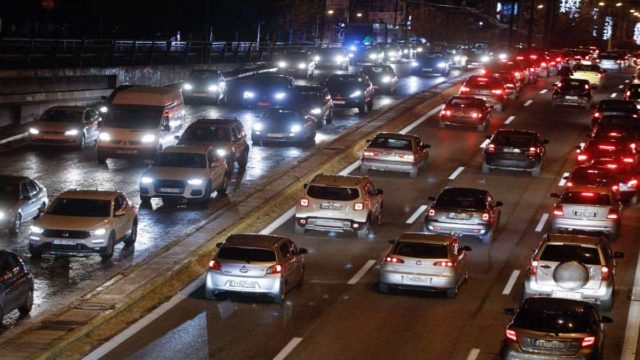 O «Γολγοθάς» της επιστροφής: Χάος στις εισόδους της Αθήνας – Ουρές χιλιομέτρων (Video)
