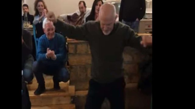 «Τράνταξε» το κέντρο της Αθήνας ο Γιώργος Παπανδρέου: Χόρεψε το ζεϊμπέκικο της παρηγοριάς και σήκωσε το μαγαζί στο πόδι!