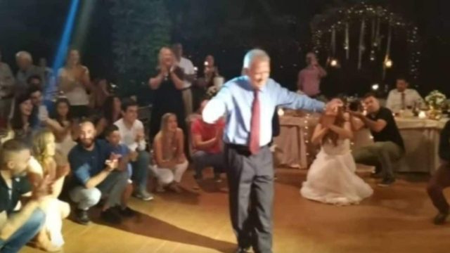 93χρονος παππούς χορεύει βαρύ ζεϊμπέκικο – Θα τον ζήλευαν όλοι οι νέοι