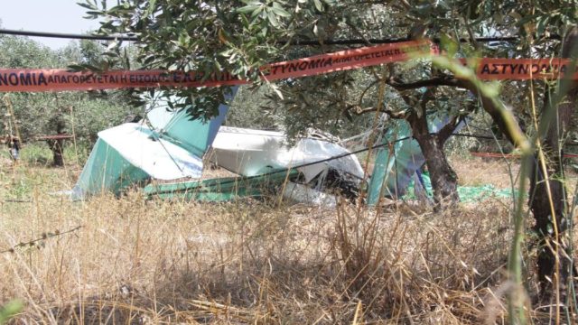 Συναγερμός! Πτώση μονοκινητήριου αεροπλάνου στην εθνική οδό – Νεκρός ο πιλότος