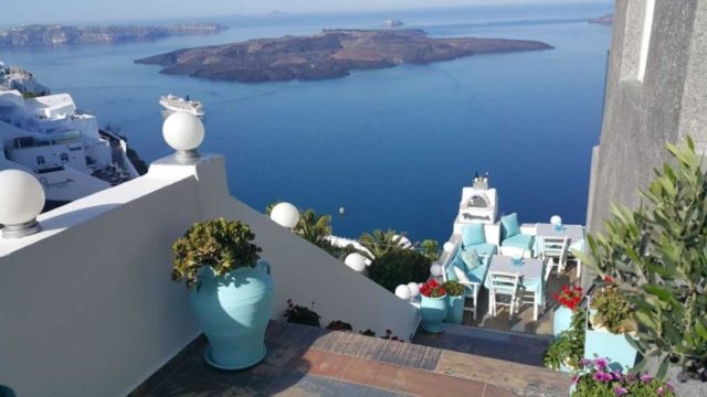 Remvi Restaurant: Το εστιατόριο στη Σαντορίνη με τις μοναδικές γεύσεις και την παραδεισένια τοποθεσία