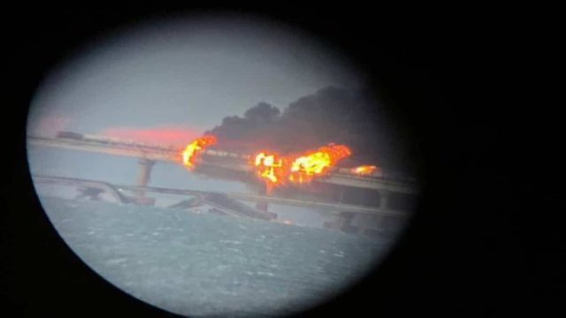 Ρωσία: Τρεις νεκροί από τη σφοδρή έκρηξη στη γέφυρα της Κριμαίας – Αυτός είναι ο οδηγός του φορτηγού (Video)