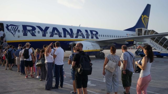 Έσκασε «βόμβα» στη Ryanair: «Άνοιξε» εισιτήρια από 20 ευρώ για 7 πτήσεις εξωτερικού