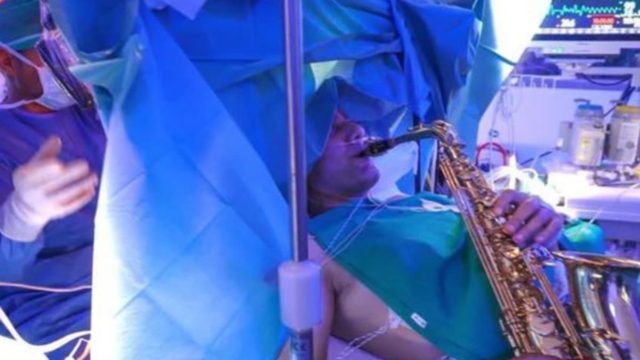 Ιταλία: Παίζει σαξόφωνο την ώρα που του χειρουργούν τον εγκέφαλο
