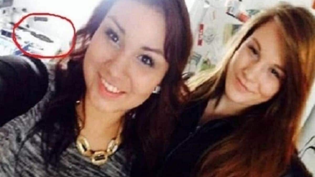 Nόμιζαν πως «ανέβασε» μια απλή selfie με τη φίλη της! Mόλις την πρόσεξαν καλύτερα, κάλεσαν αμέσως την Αστυνομία