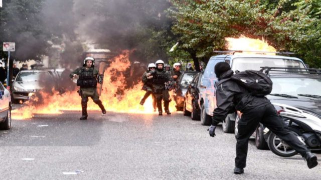 Επεισόδια σε πορεία για την υπόθεση βιασμού της 12χρονης: Έβαλαν φωτιά στο όχημα του 53χρονου