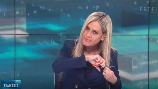 Σύνθια Σάπικα: Έκοψε τα μαλλιά στο δελτίο ειδήσεων της ΕΡΤ3 ως ένδειξη αλληλεγγύης στις Ιρανές (Video)