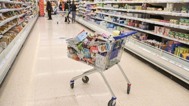 Αντί για επίδομα… πάγωμα: Τα 50 προϊόντα που μπαίνουν στο «καλάθι της νοικοκυράς»