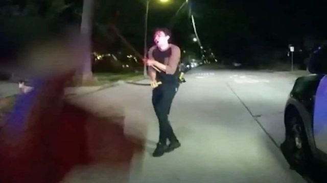 Σκότωσε τον σκύλο και επιτέθηκε με σπαθί σαμουράι στην μητέρα του – Το σοκαριστικό βίντεο της σύλληψης