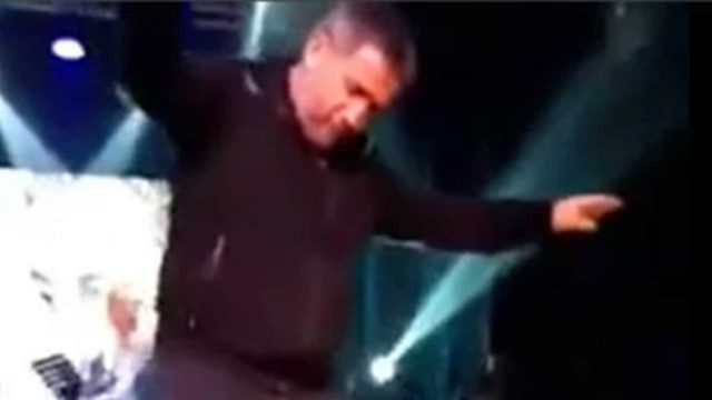 Έγινε «ανάστα ο Κύριος»: Έραναν με γαρύφαλλα τον Σπύρο Παπαδόπουλο για το βαρύ ζεϊμπέκικό του