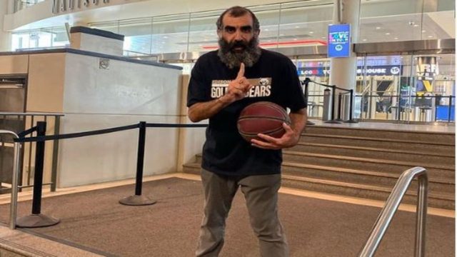 Ο πραγματικός «Greek Freak»: 70χρονος Έλληνας ταξιτζής στη Νέα Υόρκη γίνεται viral παίζοντας… τρελό μπάσκετ!
