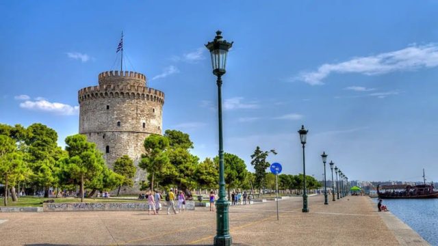Χρόνια Πολλά Θεσσαλονίκη: Διπλή γιορτή της συμπρωτεύουσας και έπαρση σημαίας στον Λευκό Πύργο