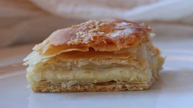 «Ωδή» στη Μακεδονίτισσα γιαγιά: Η παλιά συνταγή τυρόπιτας που θα σας «τρελάνει» τον ουρανίσκο