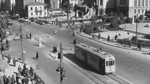 Η φωτογραφία της ημέρας: Τα πρώτα ηλεκτρικά τραμ στην Αθήνα σαν σήμερα, σε μια άλλη εποχή…