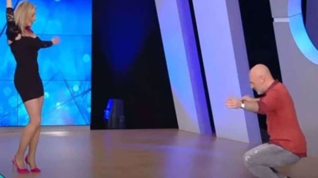 Με το στόμα ανοιχτό ο Νίκος Μουτσινάς – «Αρρώστησε» ο παρουσιαστής με καυτό τσιφτετέλι στο πλατό!